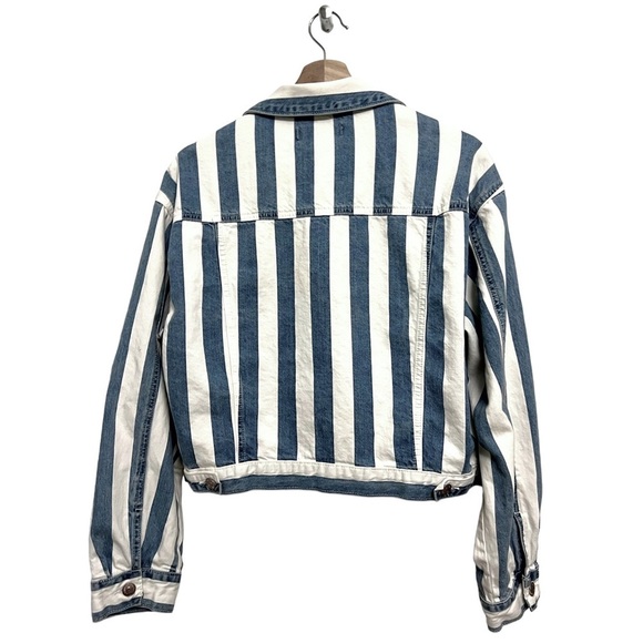 🍯 Denim/Jean Jacket • Forever 21 • Medium • Blue & White Striped Button-Up Coat - Picture 3 of 5